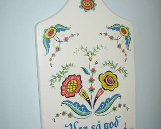 Var så god Rosemale painted cutting board