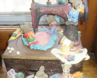 Charming mouse music box