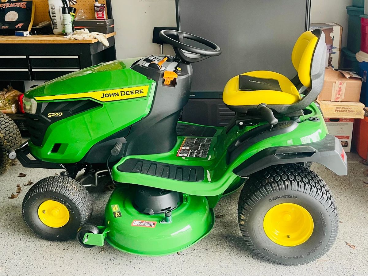 John Deere S240 Lawn Tractor (2025 model)