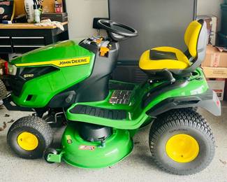 John Deere S240 Lawn Tractor (2025 model)