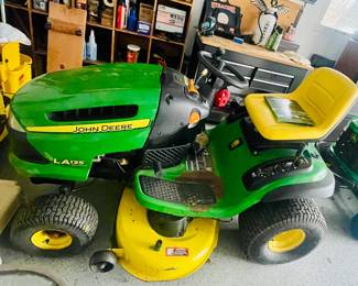 John Deere LA135 Lawn Tractor