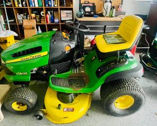 John Deere LA135 Lawn Tractor