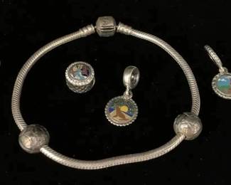 SH520VPandora Moments Snake Bracelet With Travel Charms