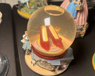 The Wizard of Oz Snow globe with Ruby slippers