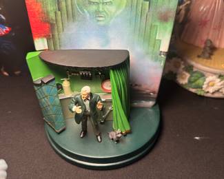 The Wizard of Oz Emerald city collectible statue