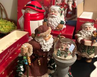 Pfaltzgraff Winterberry Santa Claus Musical Snow Globe