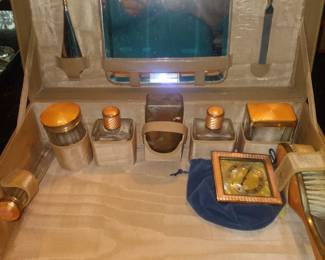 Great cased 1920s travel set