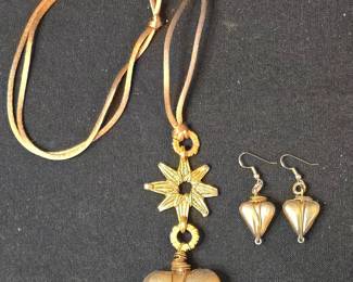 Vintage Gold Tone Starburst and Tear Drop Pendant Necklace and Matching Earrings Set