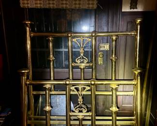 Antique brass 4’ wide Bed! Perfect for a spare bedroom or a child! $350