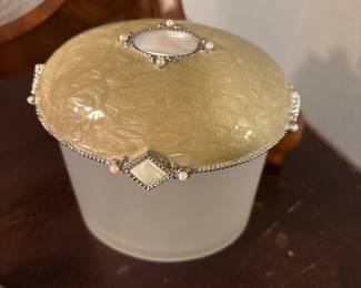 Mike & Ally bathroom accessories. 