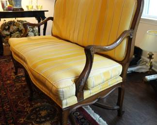 LOUIS XVI STYLE CARVED WOOD SETTEE WITH DESIGNER STRIPED SILK UPHOLSTERY, VINTAGE SHOWROOM PIECE