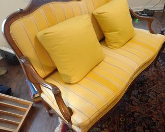 LOUIS XVI STYLE CARVED WOOD SETTEE WITH DESIGNER STRIPED SILK UPHOLSTERY, VINTAGE SHOWROOM PIECE