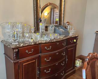 Buffet
Glassware/crystal
Decorative mirror