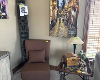 100% wool rug
Side chair
End table