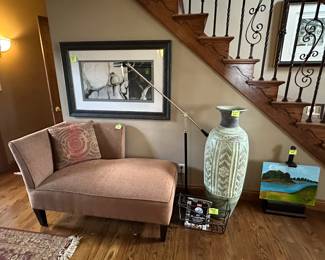 Chaise
Large decorative vase
Piano light