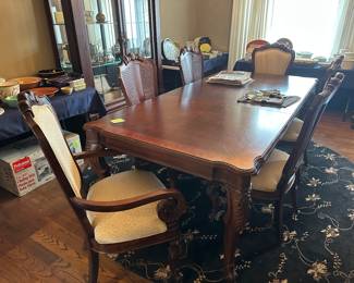 Diningroom table with 6 chairs