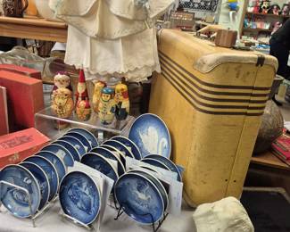 Christmas collectors' plates and nesting dolls