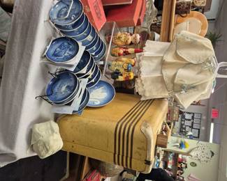 Christmas collectors' plates and nesting dolls