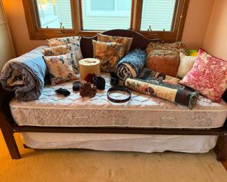 Mahogany Day Bed with Trundle