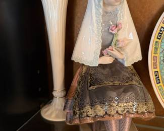 Lladro Girl Sitting with Roses