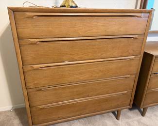 MCM Vintage Harmony House Walnut 5 drawer Highboy Dresser 