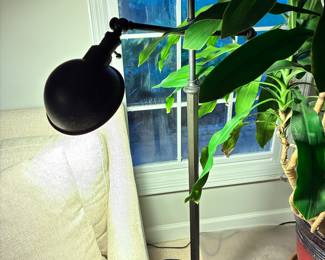 15 60.00 Black metal floor lamp adjustable 30Wx31H