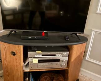 19 60.00 rounded oval wood and black TV stand 39x23x25 20 Hisense TV 40"