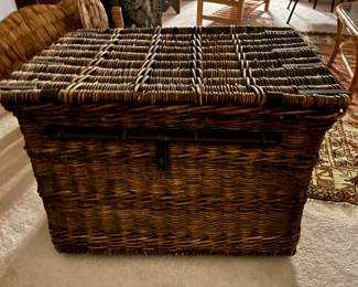 11 110.00 Large travelling trunk Vintage 37x25x24H