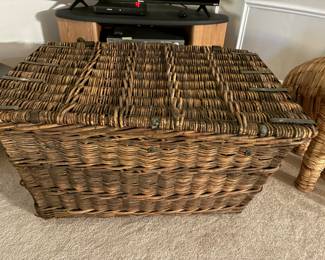 11 110.00 Large travelling trunk Vintage 37x25x24H