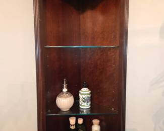 Corner cabinet