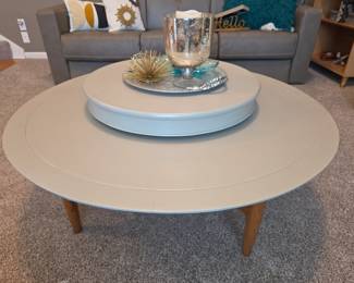 Round coffee table w/lazy Susan top