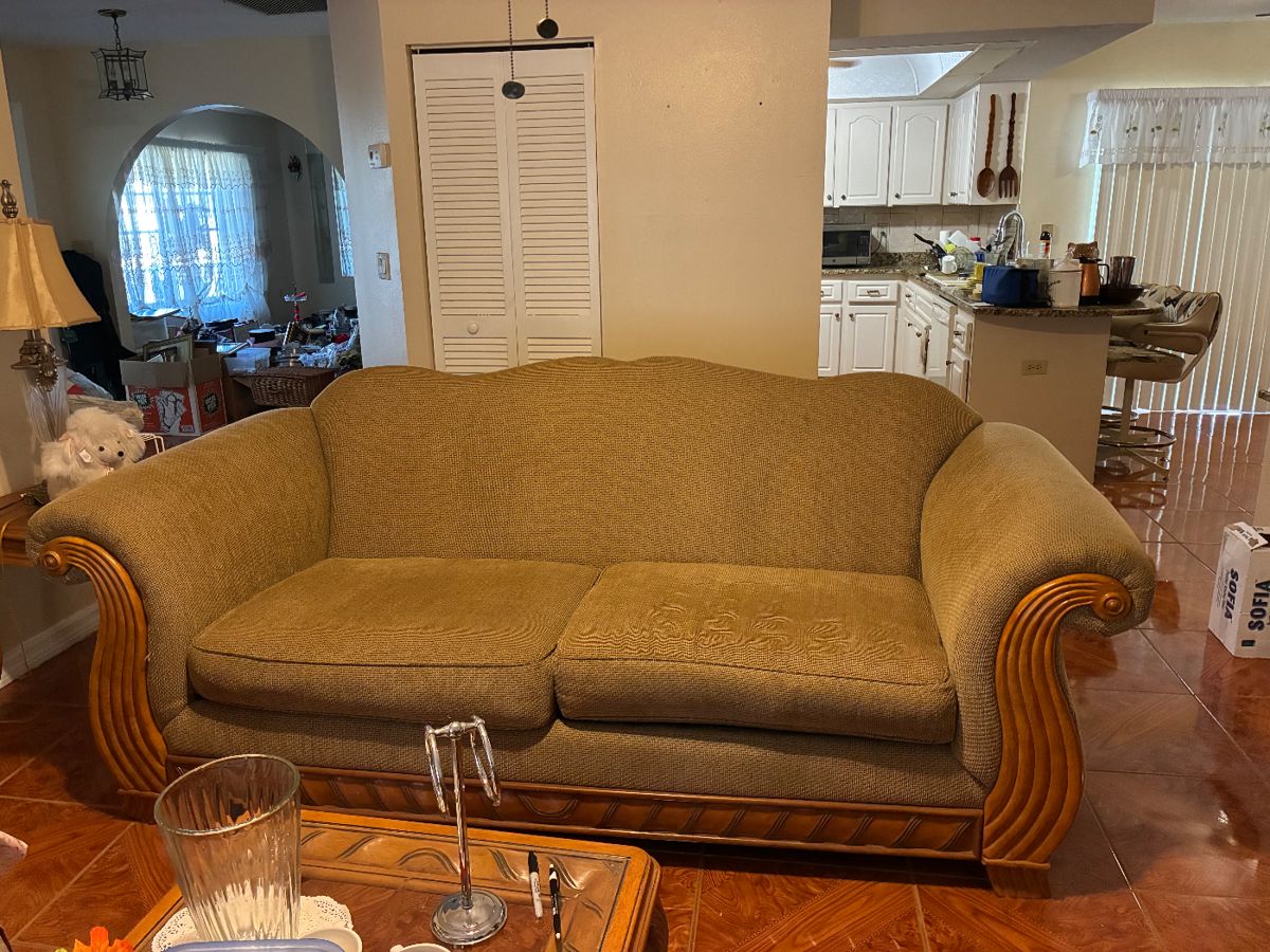 Oversized couch in good condition 