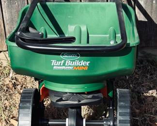 Scotts Turf Builder EdgeGuard Mini Broadcast Spreader