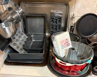 Assorted Baking Pans and Kitchenware 