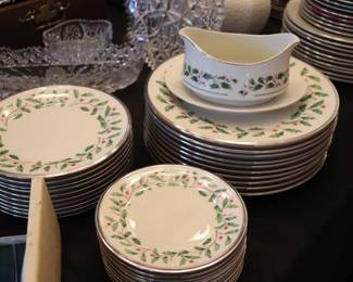 LENOX HOLIDAY PLATINUM CHRISTMAS FINE CHINE SET SERVICE FOR 10+ 