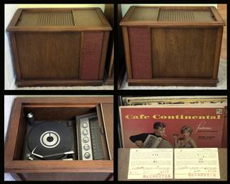 Mid Century Modern Magnavox 2 piece Stereo System, in Excellent Condition and Working! 