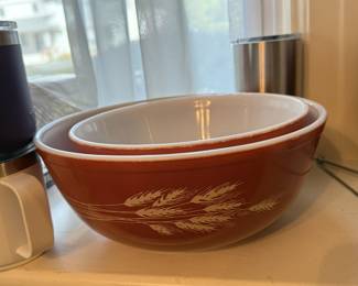 Vintage Pyrex bowls