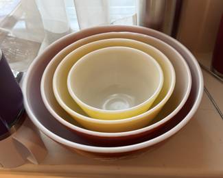 Vintage Pyrex nesting bowl set