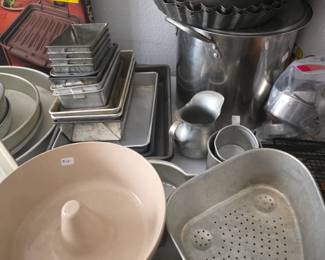 assorted bakeware