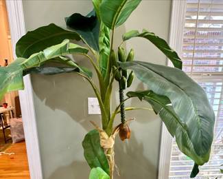 It even has bananas and the planter is super cute