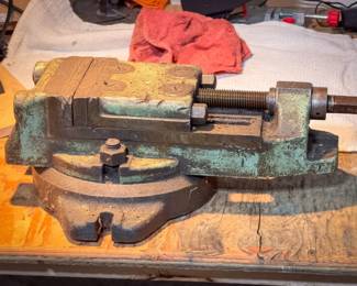 Milling Vise On Swivel Precision Base
