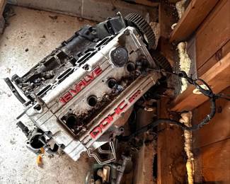 Mitsubishi DOHC 2000 - Disassembled 16 Valve Engine
