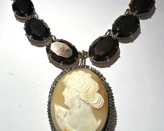 Carved Shell cameo Jewel necklace