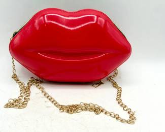 Lip Purse

