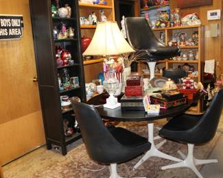 what a beautiful set 4 chairs and a black top table stunning