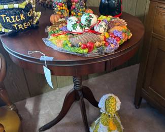 Duncan Phyfe mahogany drum table with pedestal base