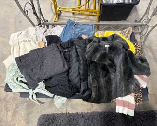 Ladies' Clothes - med