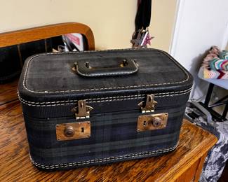 #50	Vtg. Green  Makeup Suitcase 	 $20.00 
