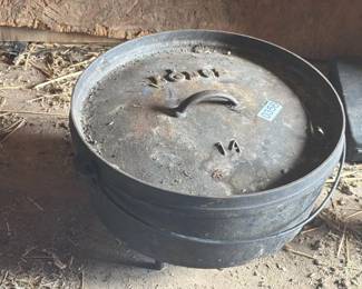 LODGE CAST IRON POT WITH LID
