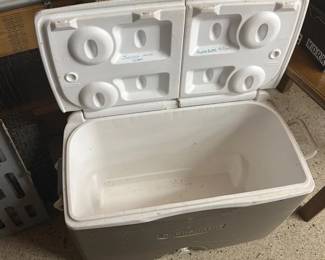 RUBBERMAID COOLER